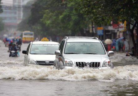 Kinh nghiệm lái xe trong mùa mưa bão